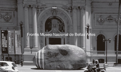 Una gran piedra irrumpe en el frontis del Museo Nacional de Bellas Artes