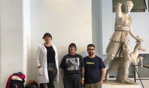 Estudiante y egresada restauran escultura en la Facultad de Medicina