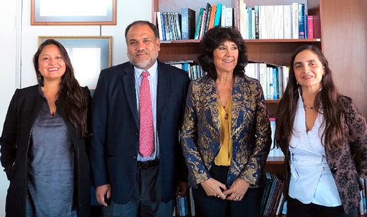 De izquierda a derecha, Karenn Díaz; el decano de la Facultad de Ciencias Jurídicas y Políticias, Hans Mundaca; la profesora Milka Castro; y Andrea Comelin.