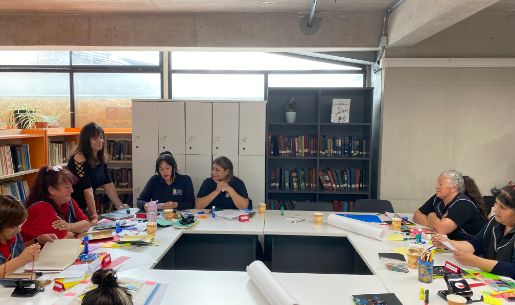 Auxiliares participan en taller de escritura guiado por la profesora francesa Martine Laborde.