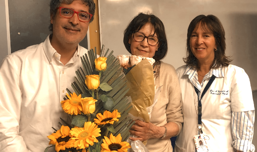 El doctor Rodolfo Villena, director del Departamento de Pediatría y Cirugía Infantil Sur, y la doctora Anahí Yizmeyian, hicieron entrega de arreglos florales a la doctora Carmen Salgado. 