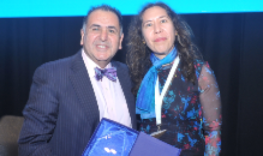 El doctor Mario Uribe junto a la doctora Ximena Rocca, presidenta de la Sociedad Chilena de Trasplante