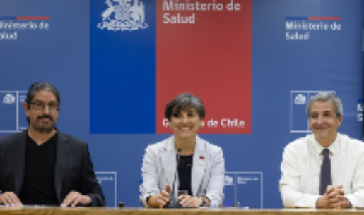 Profesor Leonardo Basso, director del ISCI; la ministra de Salud Ximena Aguilera, y el doctor Juan Pablo Torres, vicedecano Facultad de Medicina. 
