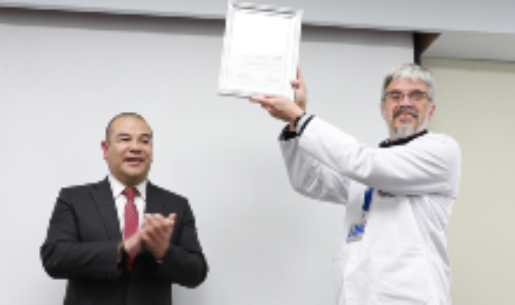 El superintendente de Salud, doctor Víctor Torres, hizo entrega del certificado de acreditación al director general del HCUCH, doctor Eduardo Toba