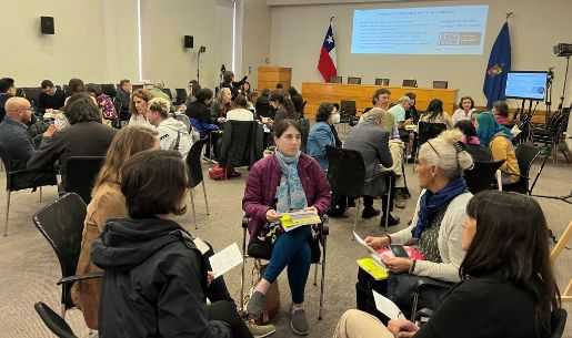 Grupos de personas conversando en círculo en la sala Eloísa Díaz de Casa Central de la Universidad de Chile, en el contexto de la Semana de la Docencia 2023