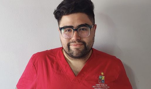 Medio plano corto de Matías Acosta, estudiante de Obstetricia Uchile