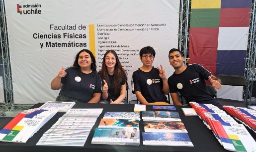 Estudiantes de la Facultad de Ciencias Físicas y Matemáticas, posando en su stand de la Semana de las y los Postulantes 2025