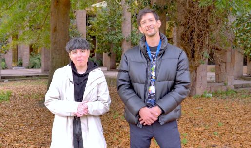 La profesora Carolina Espinoza y el profesor Boris Marincovic de la U. de Chile, posando frente a la cámara, con un fondo de árboles y hojas otoñales