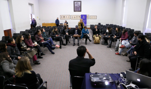 Docentes dialogando en círculo en una sala en la Semana de la Docencia 2019