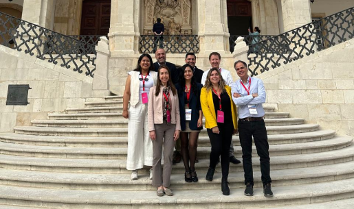 Camila Fara (de amarillo), junto a comité Metared X de Chile, compuesto por las universidades de Chile, Pontificie Católica de Chile, Federico Santa María, Católica del Norte, de Concepción, de Santiago y el Instituto Profesional AIEP.