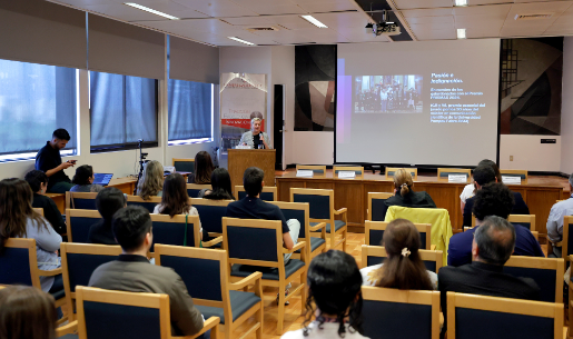 Universidad de Chile y Unión Europea realizan charla sobre la importancia de la divulgación científica para combatir la desinformación.