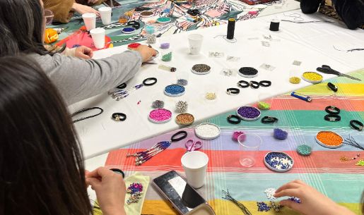 La imagen muestra a 5 mujeres participando de un taller de fanzine 