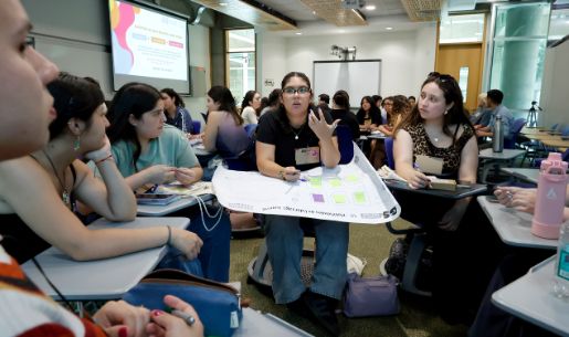 La imagen muestra a estudiantes participando de las mesas de trabajo 