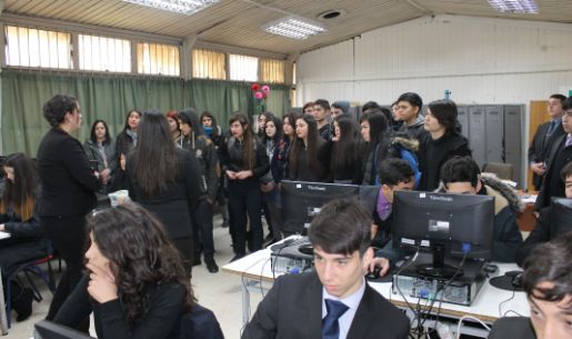 Estudiantes de especialidad de Contabilidad presentando la carrera a sus compañeros, Centro Educacional Mariano Latorre de La Pintana
