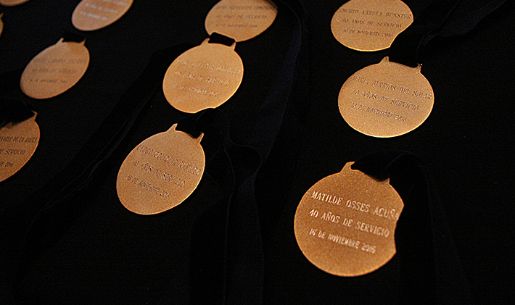Medalla 40 años de servicio: reconocimiento a toda una vida vinculada a la Casa de Bello