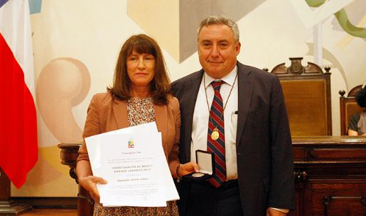 Profesora Alejandra Mizala recibió Premio Amanda Labarca 2015