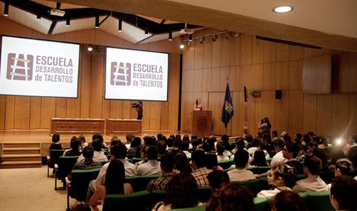 U. de Chile recibió a nuevos escolares que participarán de la Escuela 