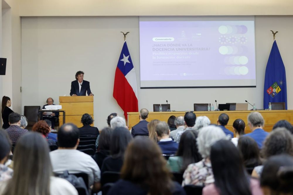 Especialistas dialogaron en torno a los desafíos de la enseñanza universitaria en conversatorio de la U. de Chile