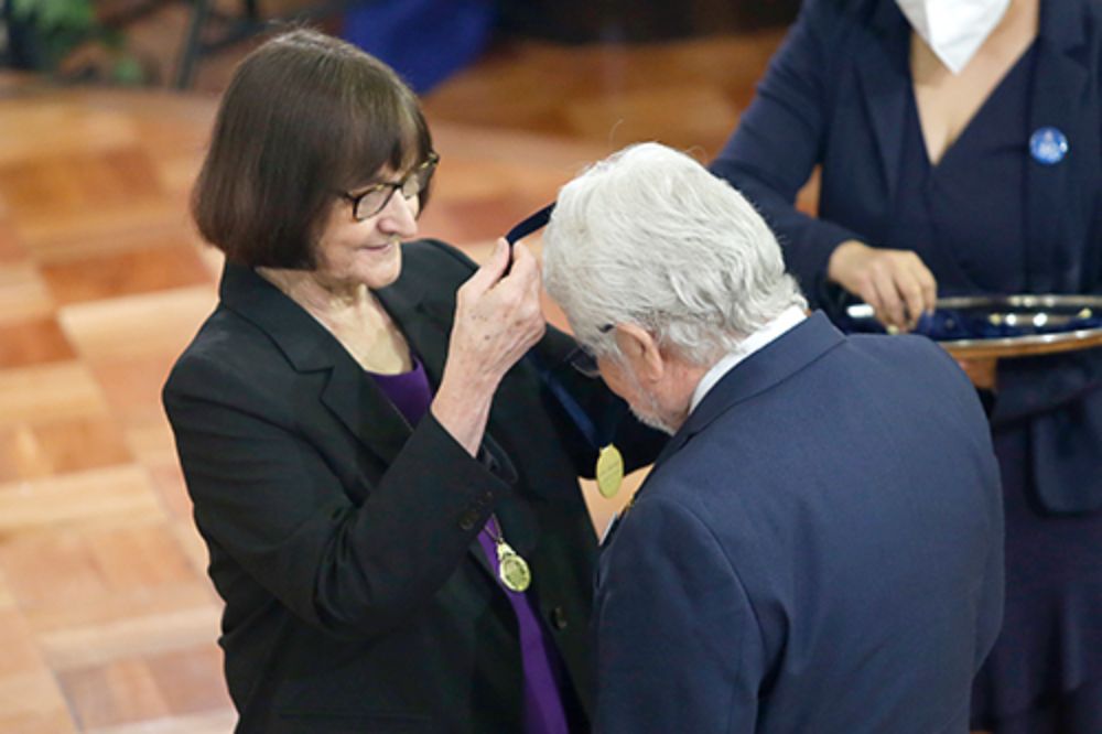 U. de Chile distinguió a 71 integrantes con la medalla 40 años de servicio