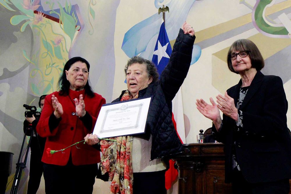 U. de Chile otorga títulos póstumos y reconocimiento a Alicia Lira