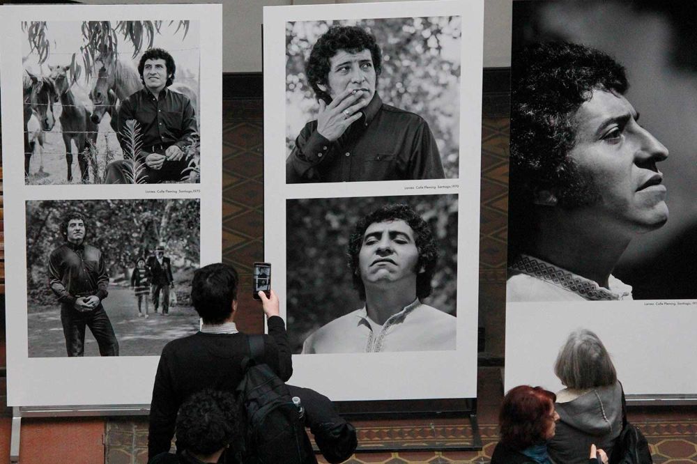 U. de Chile inaugura exposición “Víctor Jara. Dos miradas. 50 años” 