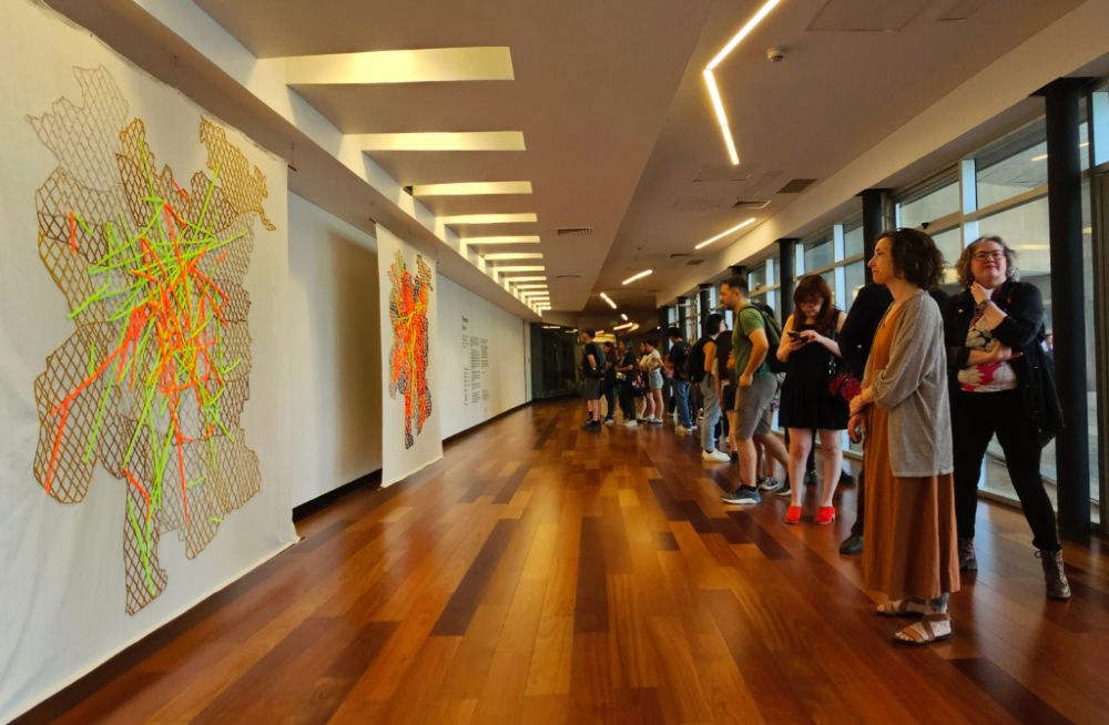 Inauguran exposición textil que devela sesgos de género en el análisis de datos del transporte público