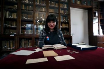 Los consejos de una conservadora para preservar fotografías y libros 