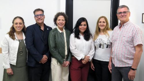 La Sra. Margarita Ahumada, Directora de la Dirección de Relaciones Internacionales FMED-UCH, el Dr. Emilio Herrera Videla, Director del ICBM, la Dra. Fabiola Osorio Olivares, Profesora Asociada del Núcleo Interdisciplinario de Farmacología e Inmunología del ICBM, en su visita al IBYME, con el Dr. Norberto Zwirner, Director del Instituto, junto a las Dras. Fernanda Parborell y Dalhia Abramovich.   