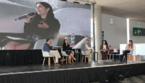 El simposio “Cambio climático y cáncer: hechos y desafíos”, organizado por la Escuela de Salud Pública Uchile junto a CECAN y moderado por el Dr. Óscar Arteaga contó con comentarios de las académicas Karla Yohannessen, Verónica Iglesias y la Dra. Lorena Rodríguez.