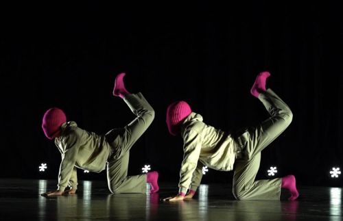 Tras la recepción y evaluación de las 20 propuestas recibidas, finalmente se dieron a conocer las ocho obras que serán parte de Coreográficas 25, encuentro que tendrá lugar los días 12 y 13 de diciembre de 2025. Foto: “Y me suspendí tanto que la caída fue inevitable” de Juan Gómez.