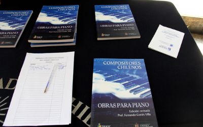 Libro "Compositores chilenos, obras para piano" exhibido enm las afueras de la Sala Isidora Zegers.