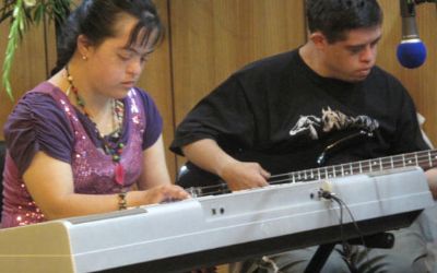 El grupo está integrado por niños con ciertas discapacidades, que han aprendido a interpretar distintos instrumentos a través de la terapia musical.