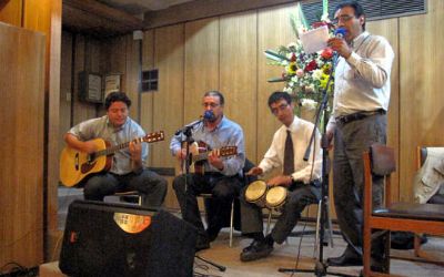José Ihnen, Carlos Astudillo y Sergio Gutiérrez, miembros del personal de colaboración de FACSO, realizaron el segundo intermedio musical de la ceremonia.