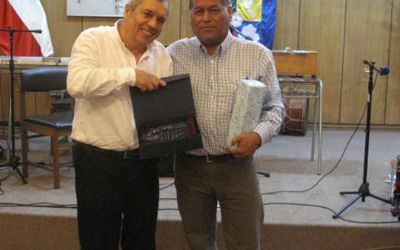 Manuel Ibarra hace entrega a Marcelo Pereira su reconocimiento a la trayectoria.