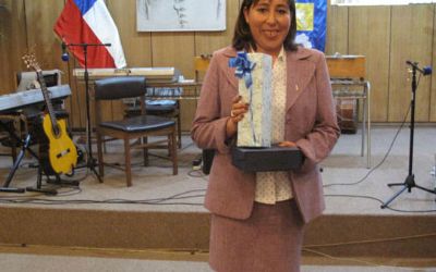 Soledad Díaz recibió el reconocimiento en nombre de Manuel Díaz, quien no pudo estar presente en la ceremonia. 