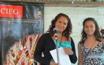 Las alumnas de Antropología y presentadoras del evento, Camila Belliard y Francisca Gálvez.