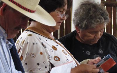 La comunidad valoró la entrega de un libro-obsequio con fotos y relatos de los mismos habitantes.