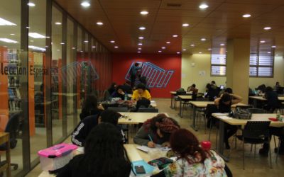 El artista visual y director del Departamento de Diseño pintó el mural "El Eco Velado" en la biblioteca de la Facultad de Filosofía y Humanidades.