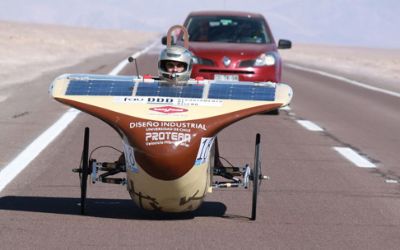 Estudiantes de Diseño destacan en Carrera Solar Atacama con vehículo hecho con colihue