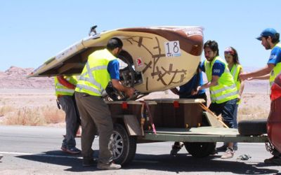 Estudiantes de Diseño destacan en Carrera Solar Atacama con vehículo hecho con colihue