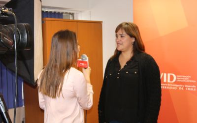 La periodista Paula Muñoz entrevistando a Andrea Rodríguez.