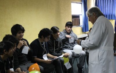 Estudiantes del Liceo Valle Hermoso con el Dr. Ramiro Molina de la Escuela de Salud Pública.