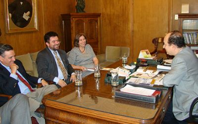 Con los profesores Pablo Ruiz Tagle y Sofía Correa, recibe a un representante de la Universidad de California Davis. 