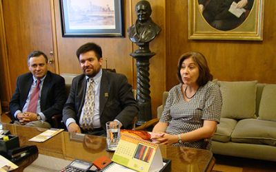 Con los profesores Pablo Ruiz Tagle y Sofía Correa, recibe a un representante de la Universidad de California Davis.
