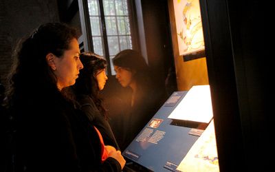 Profesores del Liceo Bicentenario Teresa Prats visitaron muestra de Sala Museo Gabriela Mistral
