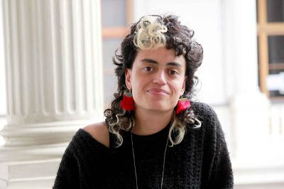 Luna Acosta, criada en su país natal y formada en Argentina, trabajó durante años en Santiago donde empezó a reflexionar sobre la condición migrante propia y de sus compañeros continentales en la contemporaneidad.