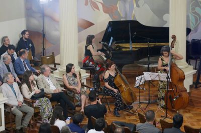 La presentación musical del conjunto Bordes, dirigido por la cantautora y académica del Departamento de Música, Tania Ibáñez, e integrado por María Teresa Molina y Ariadna Kordovero. 