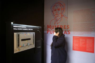 El nombre del espacio se configura como un homenaje a la primera poeta latinoamericana en recibir el Premio Nobel y rememora tres hitos de su relación con la Universidad de Chile.