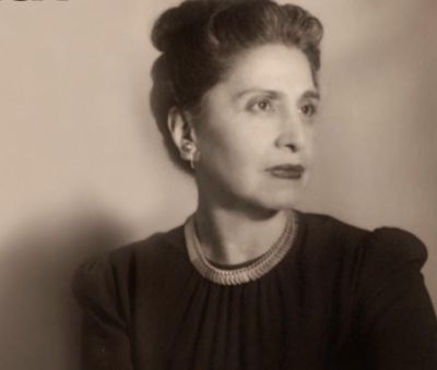 Un 13 de noviembre de 1922 Amanda Labarca es reconocida a través de este hito como la primera profesora universitaria de Chile y Latinoamérica. 