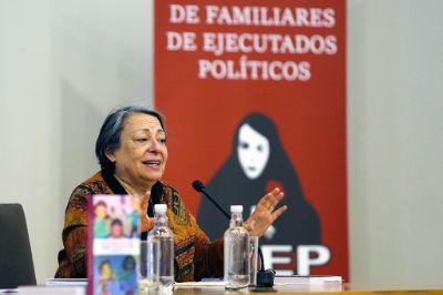 La directora del Instituto Nacional de Derechos Humanos, Consuelo Contreras, se refirió al aporte significativo que constituye este libro en torno a la memoria.